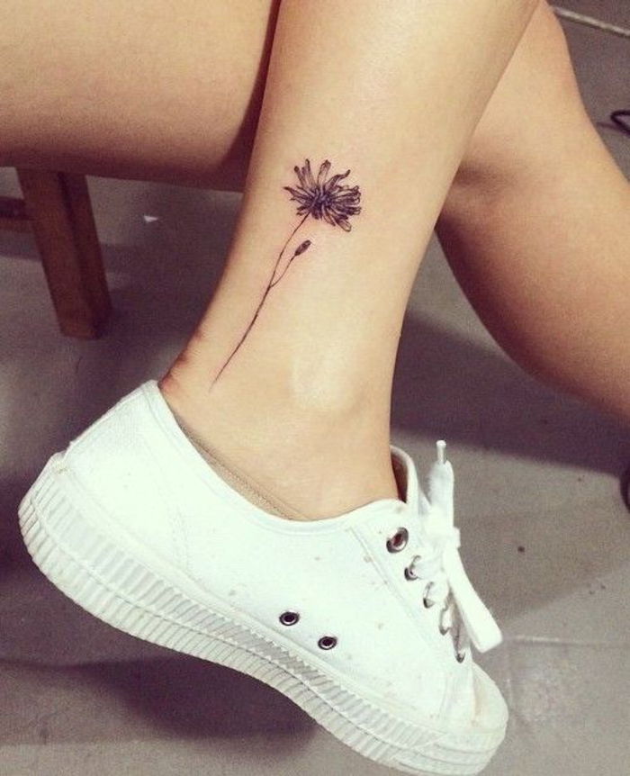 tatuiruotė ant kulkšnies, kojų tatuiruotė, maža gėlė, juoda, moterų tatuiruotės motyvai