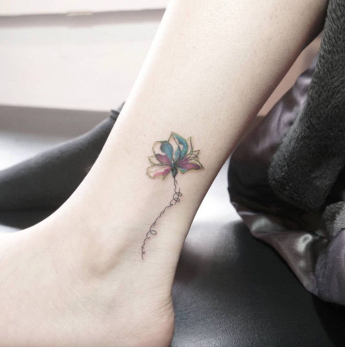 tatuiruotė ant kulkšnies, kojų tatuiruotė moterims, maža gėlė, spalvinga, moteriška