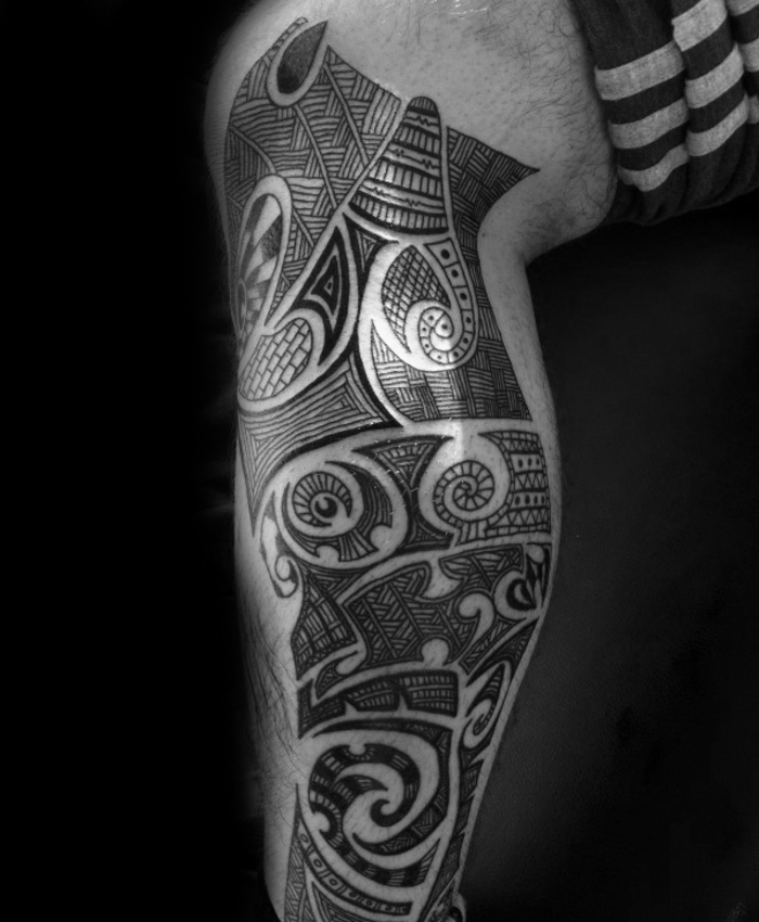 tatuiruotė ant kojos, genties dizainas, polinezijos motyvai, tatuiruotė vyrams