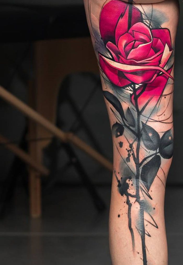 tatuiruotė ant kojos, raudona rožė, moterų motyvai, tatuiruotės moterims, tatuiruotės idėjos