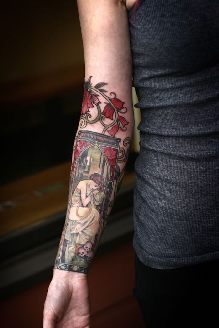 piękne tatuaże, kobieta z kolorowym tatuażem na przedramieniu