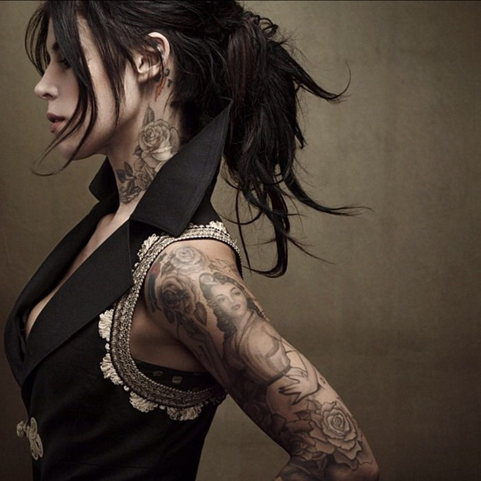 kobieta ramię tatuaż, pani z czarnymi wysoko osadzonymi włosami i wiele tatuaży