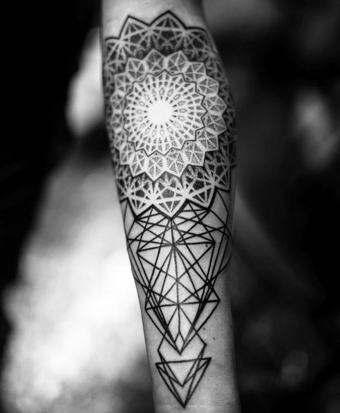 Arm tatuering med enkla linjer och många trianglar, rund tatuering med många geometriska figurer som rhombs, trianglar och polygoner