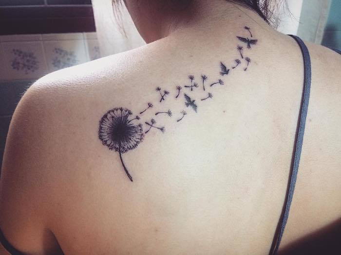 små tatueringsmotiv, kvinna med blommatatuering på baksidan