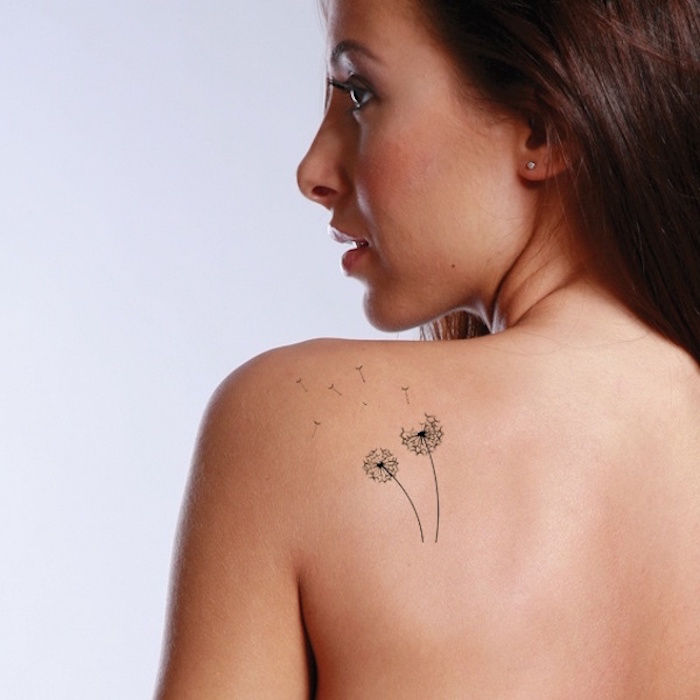 Tetovanie s významom, malé tetovanie čierne a šedé na chrbte