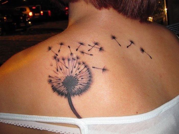 tatuering på axeln, tatuering blommigt motiv