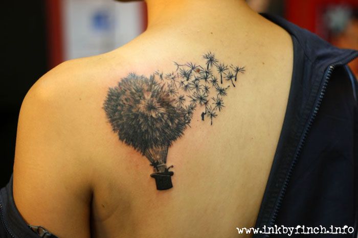 tatueringssymboler, kvinna med tatuering med blommigt motiv på baksidan