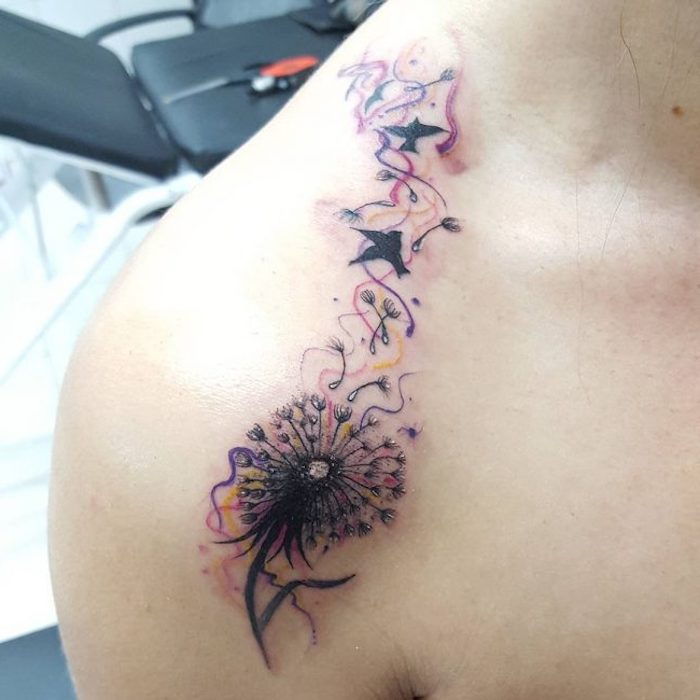 Kvinna med tatuering på hennes axel, blowball med flygande fåglar