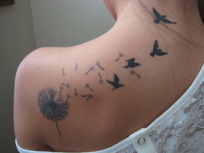 tetovanie na ramene, fúkačka s letnými semenami na chrbte