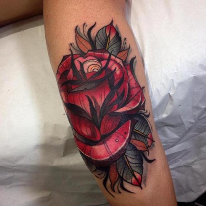 tatuiruotės gėlė, didelė raudona rožė ant rankos, spalvota rožių tatuiruotė