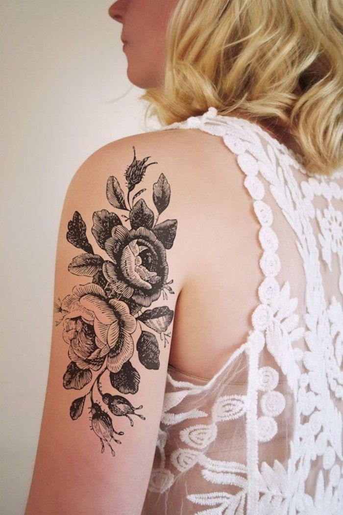 tatuiruotė gėlė, moteris su blondine plauku ir juodai pilka tatuiruotė