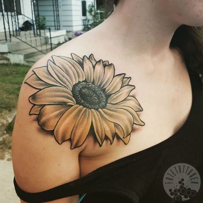 Gėlių tatuiruotės, moterys su dideliu saulėgrąžų tatuiruotėmis ant peties