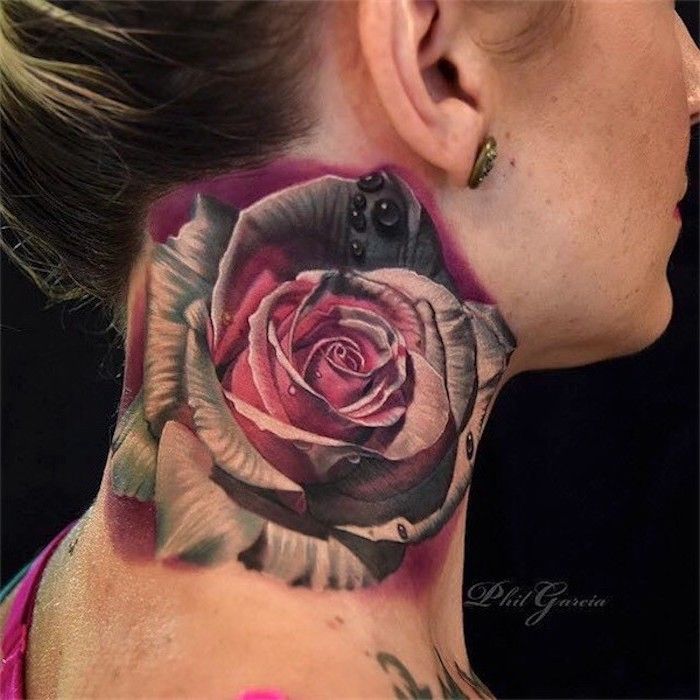 tatuiruotė gėlė, moteris su dideliu realiu rožių tatuiruote ant jos kaklo