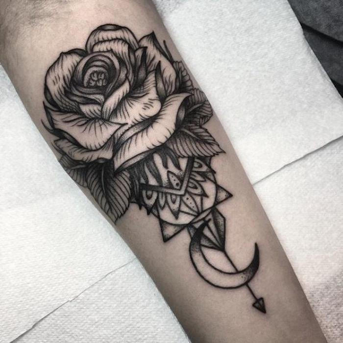 tatuiruotė, didelė rožė kartu su geometriniais motyvais ir pusmėnulio mėnuo