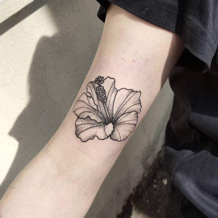 tatuiruotė, maža juoda ir pilka tatuiruotė rankoje, tatuiruotės moterims