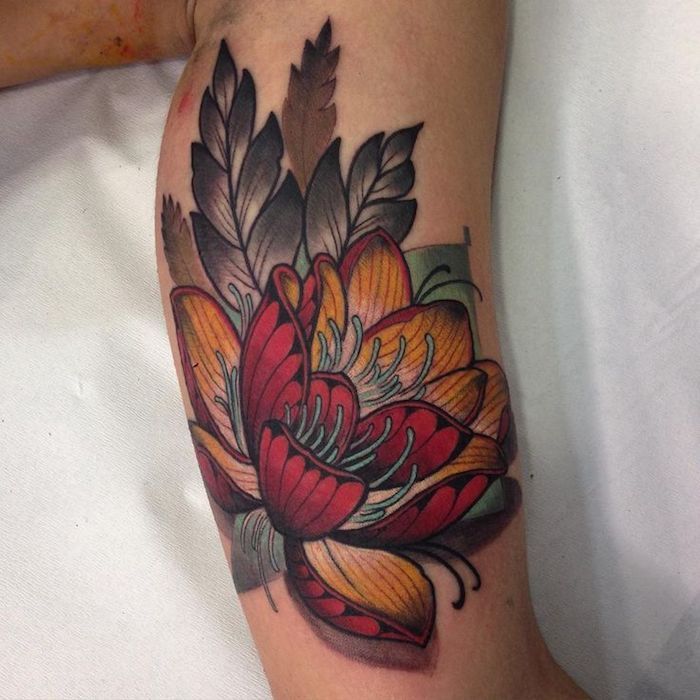 tatuiruočių gėlė, lotoso gėlė raudonoje ir oranžinėje ant viršutinės rankos, rankos tatuiruotė