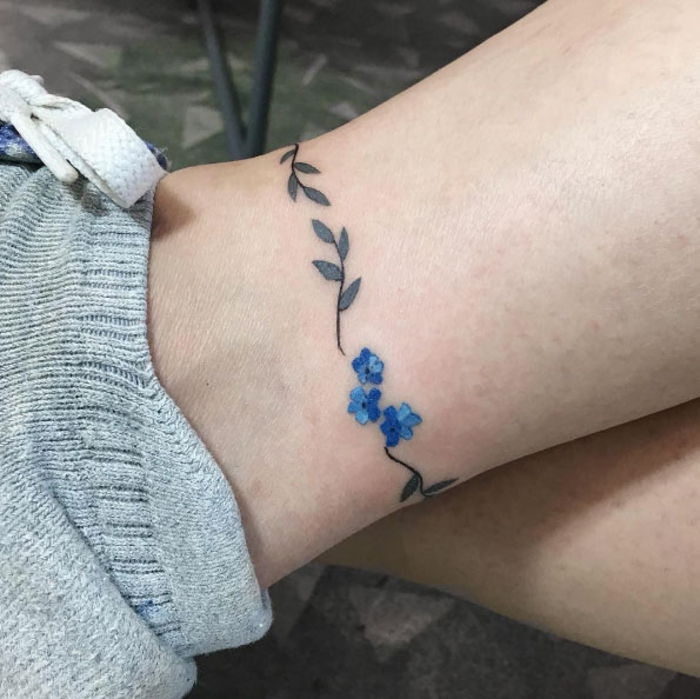 tatuagem no tornozelo, miosótis, flores, tatuagem de perna, motivos femininos de tatuagem