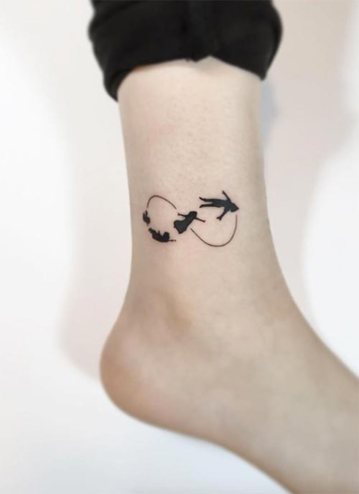 tatuiruotė ant kulkšnis, kojų tatuiruotė, begalybės ženklas, peter panas, tatuiruotės motyvai moterims