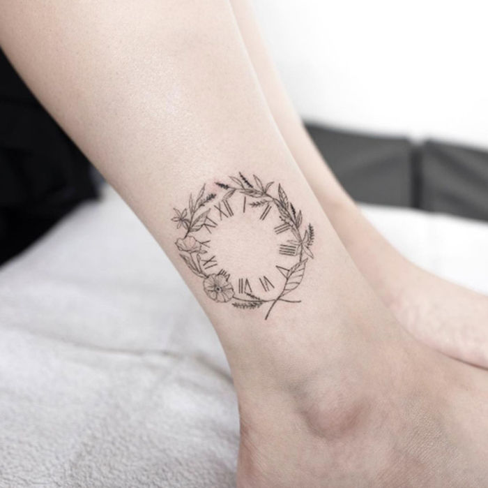 tatuiruotė ant kulkšnis, kojų tatuiruotė, laikrodis su gėlėmis, moterų tatuiruotės motyvai