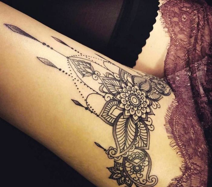 tatuiruotė ant šlaunies, mandala, kojų tatuiruotė, tatuiruotės motyvai