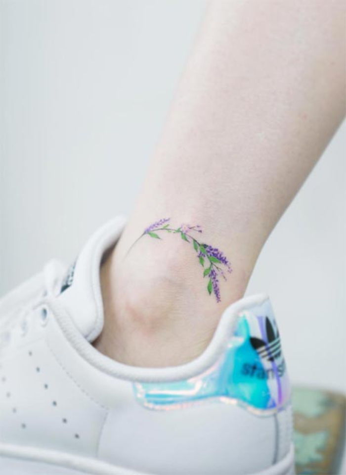 tatuagem no tornozelo, lavanda, roxo e verde, tatuagem de perna, motivos de tatuagem para mulheres