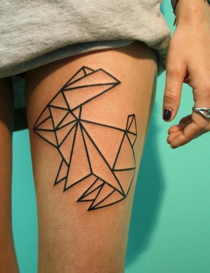 tatuagem na coxa, tatuagem de perna, coelho, triângulos, motivos de tatuagem para as mulheres