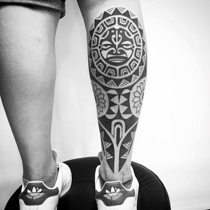 tatuiruotė ant blauzdos, kojų tatuiruotė, genčių dizainas, Havajų tatuiruotės motyvai