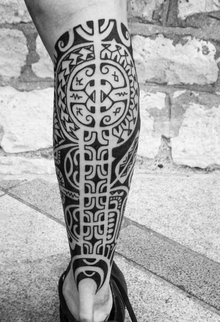 tatuagem no bezerro, tatuagem de perna, motivos polinésios, design tribal