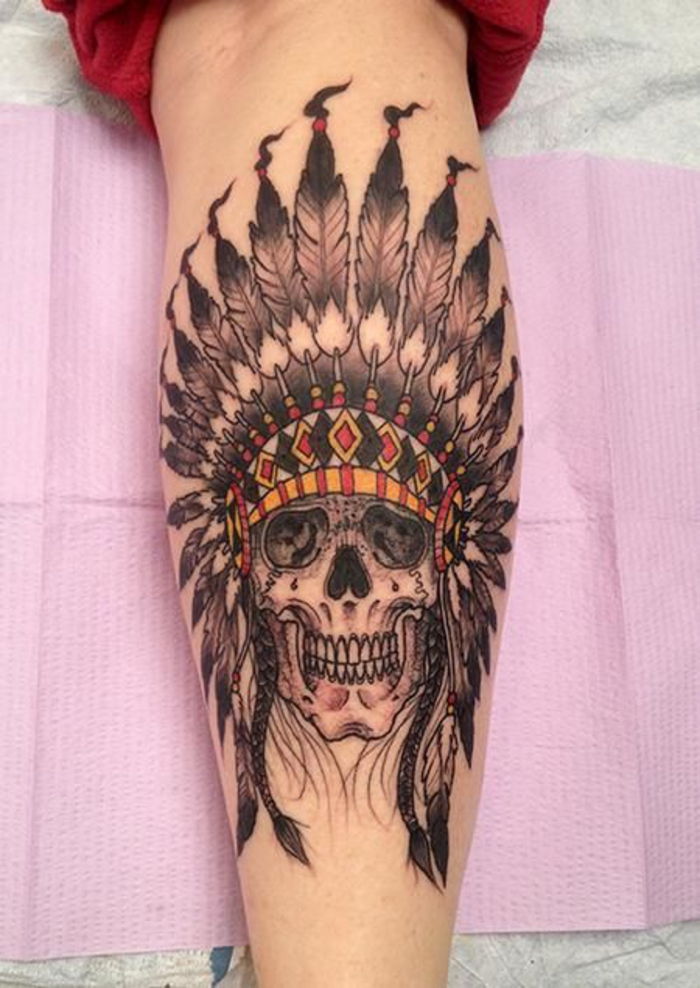 tatuiruotė ant blauzdos, kojų tatuiruotė, kaukolė, indiendo motyvai, tatuiruotės idėjos vyrams