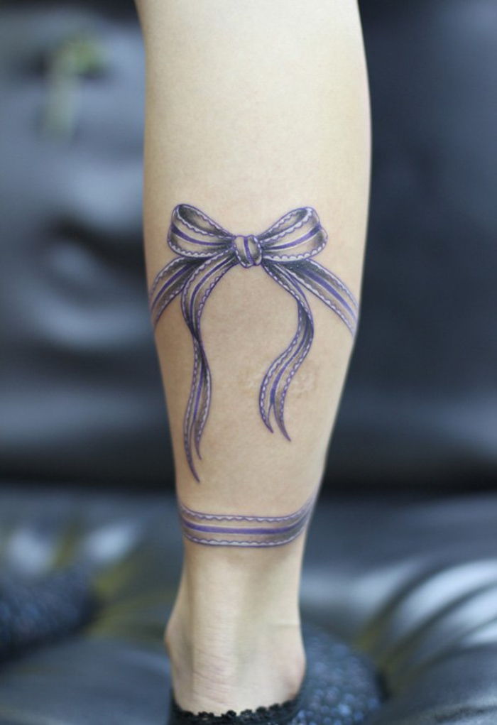 tatuiruotė ant blauzdos, violetinė bajza, moteriškos tatuiruotės motyvai, kojų tatuiruotė