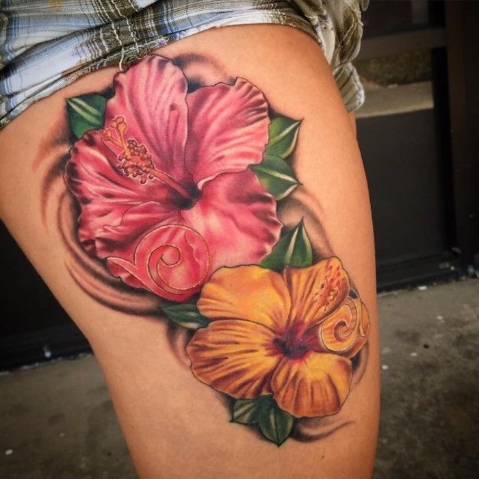 tatuiruotė gėlė, moteris su spalvota tatuiruotė su didelėmis gėlėmis