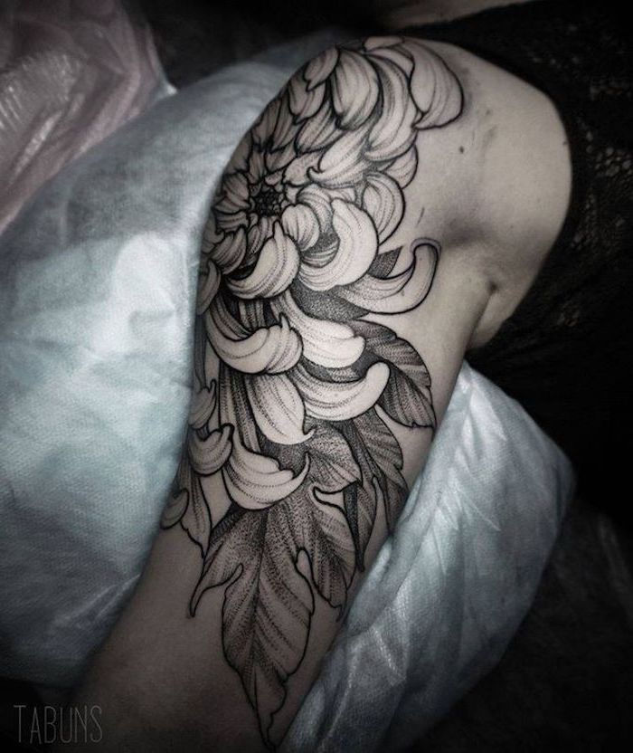 tatuiruotės gėlės, didelė juoda ir pilka tatuiruotė su chrizantemos motyvais