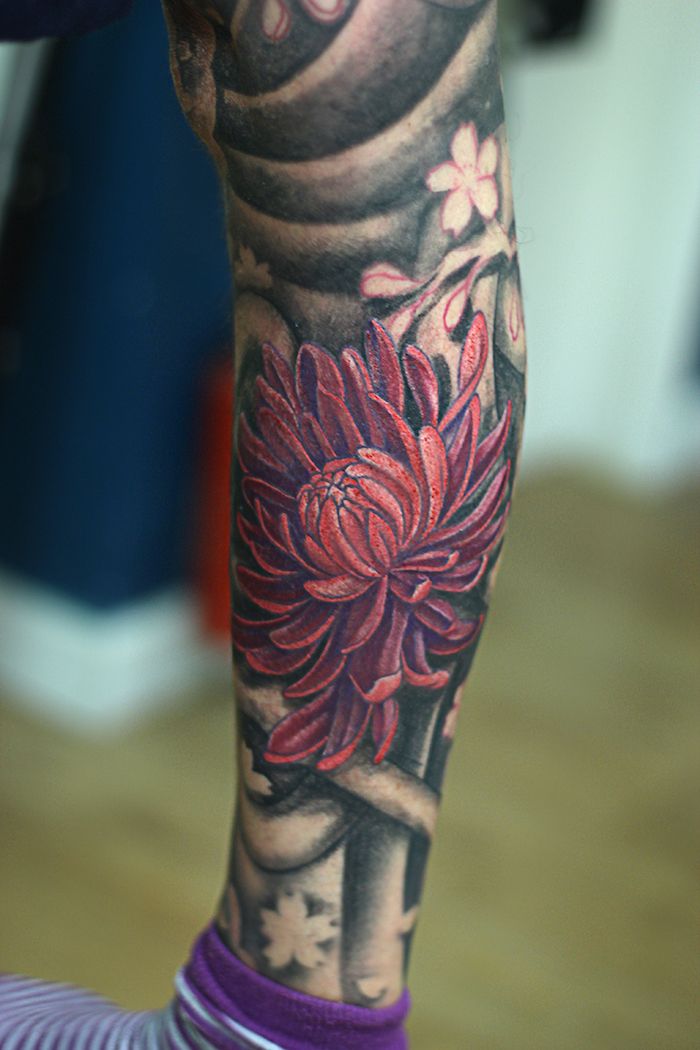 Gėlės ir jų reikšmė, kojų tatuiruotė, tatuiruotė su raudonu chrizantemu