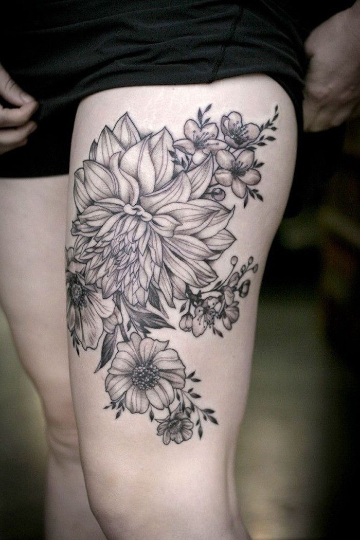 tatuiruotė gėlė, didelė juoda ir pilka tatuiruotė ant šlaunies