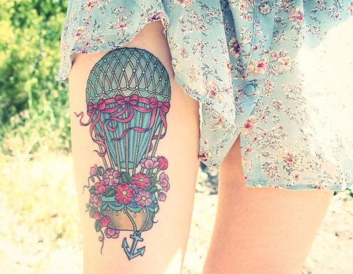 tatuiruotė ant šlaunies, balionėlis, rožinė ir mėlyna, moterų tatuiruotės motyvai