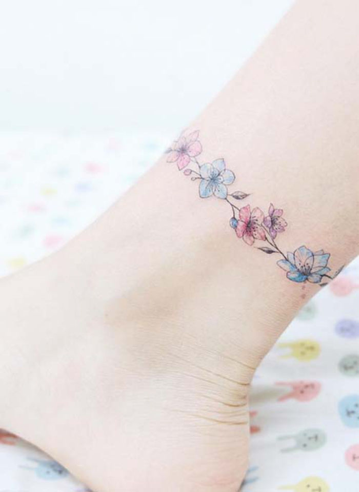 tatuiruotė ant kulkšnies, mažos gėlės, moterų tatuiruotės motyvai, kojų tatuiruotė