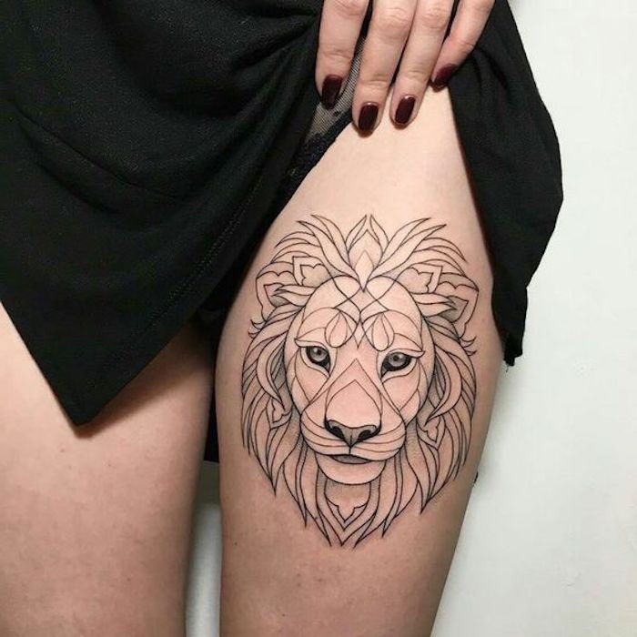 parede branca, tatuagem de leão com figuras geométricas, unha polonês em clarete