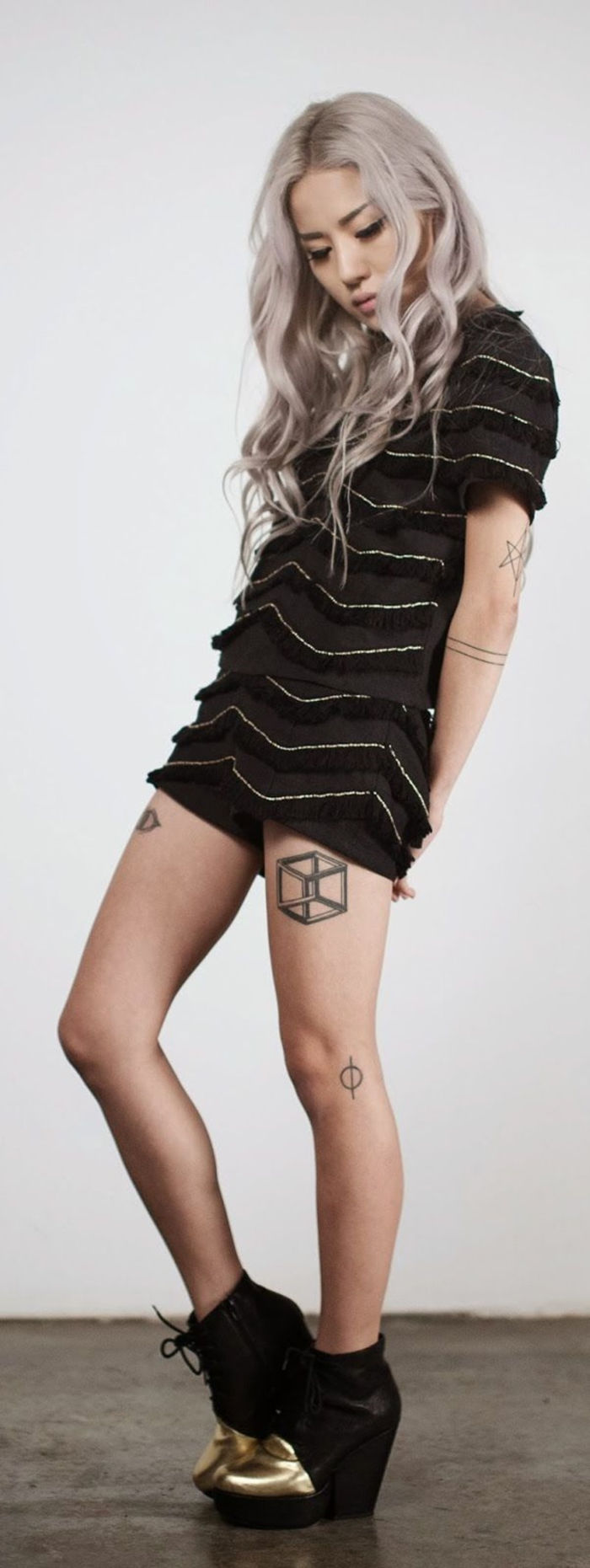 tatuagens de perna, tatuagem na coxa, cubo, motivos femininos de tatuagem
