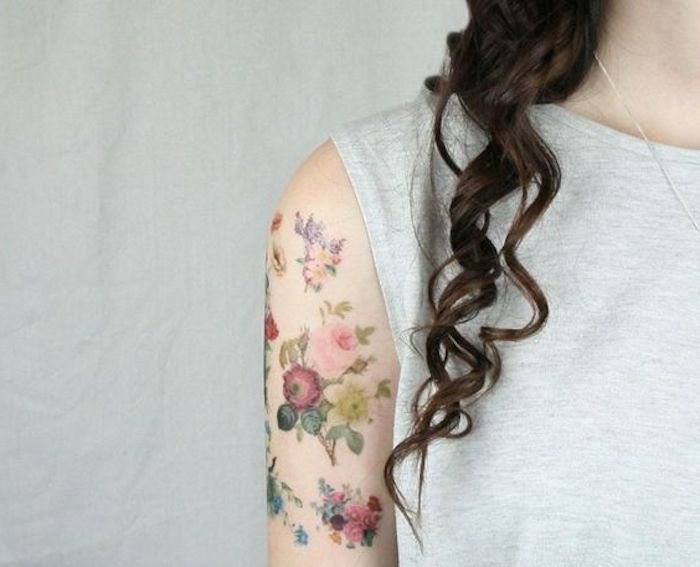 pequenas flores, tatuagem colorida, tatuagem de braço, mulher com cabelo encaracolado