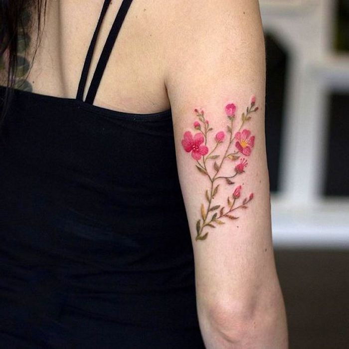 Tatuagem de flores, flores rosa com folhas verdes, top com alças