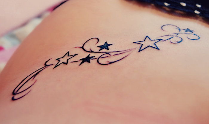 küçük siyah ve büyük beyaz yıldızlarla küçük bir dövme - kadınlar için dövme yıldızları