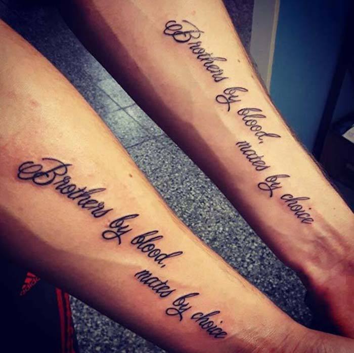 Siblings Tetovaže z istim besedama za dva brata, ki sta najboljša prijatelja