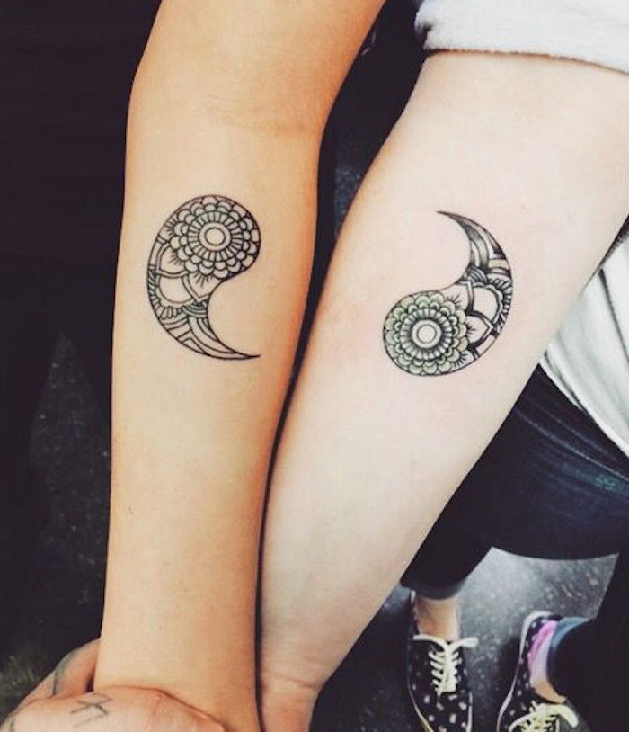 Tetovaže za sestro simbol mandala na rokah dveh zelo originalnih