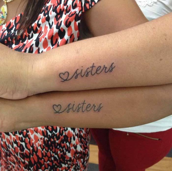 dvakrat sestra napisana z majhnimi srčnimi tetovažami za sestro