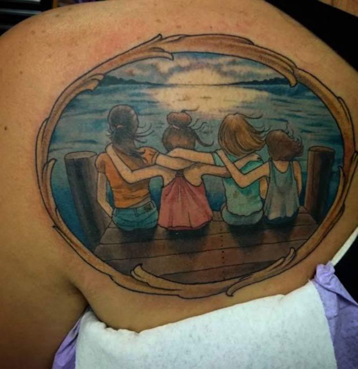lepa slika iz družinske fotografije štirih sestre, ki gleda na tetovaže sončnega vzhoda za sestro
