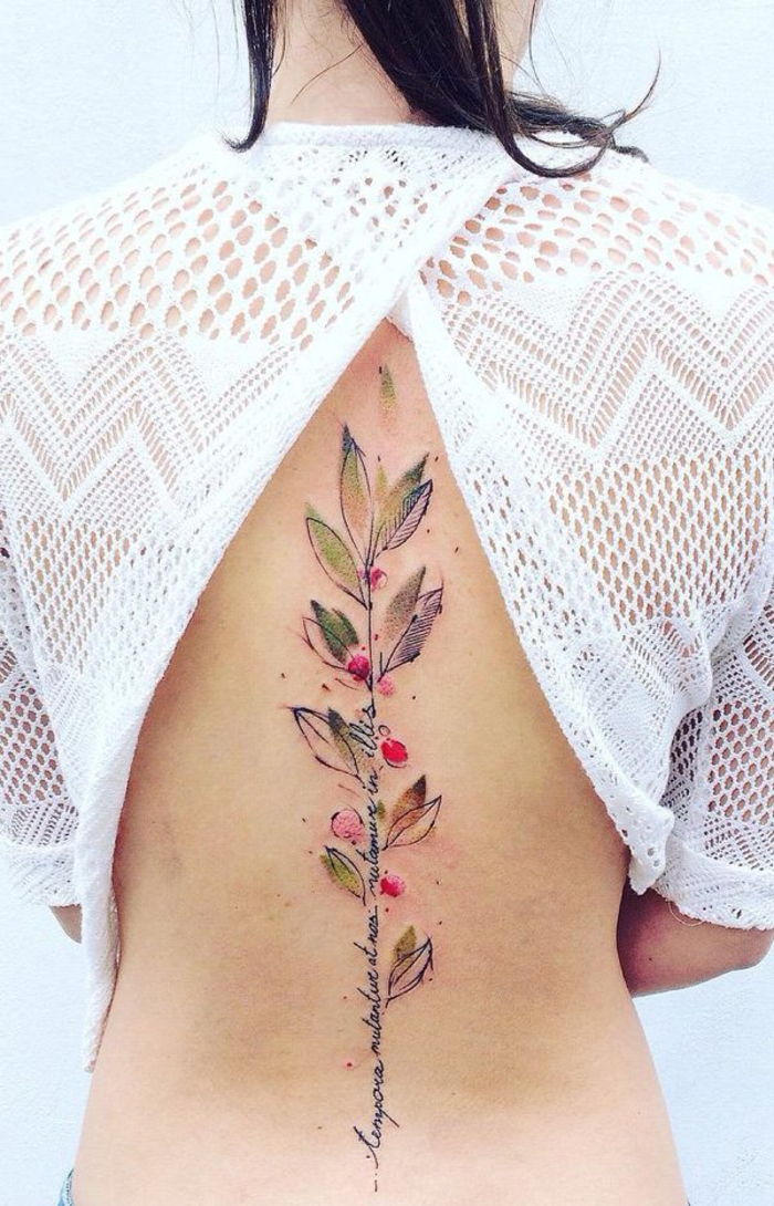 Tillbaka tatueringar för kvinnor, löv och blommor, handstil, sommarutseende, coola idéer