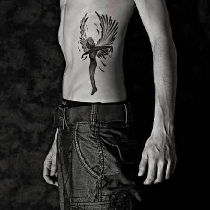Tu nájdete jedno z našich skvelých tetovacích nápadov pre mužov - malé čierne anjelské tetovanie, anjel a dve veľké anjelské krídla