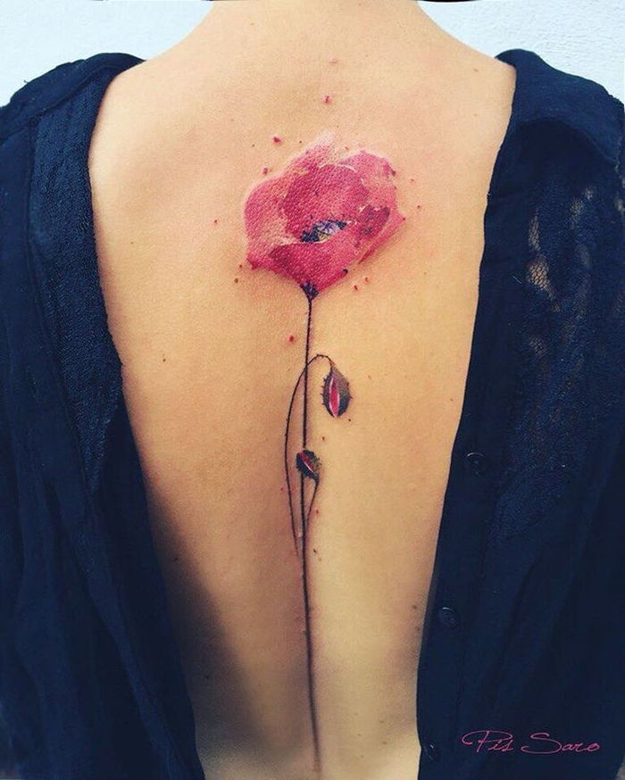 Tillbaka tatuering för kvinnor, vallmo, röd och svart, låg halsring, blommotiv