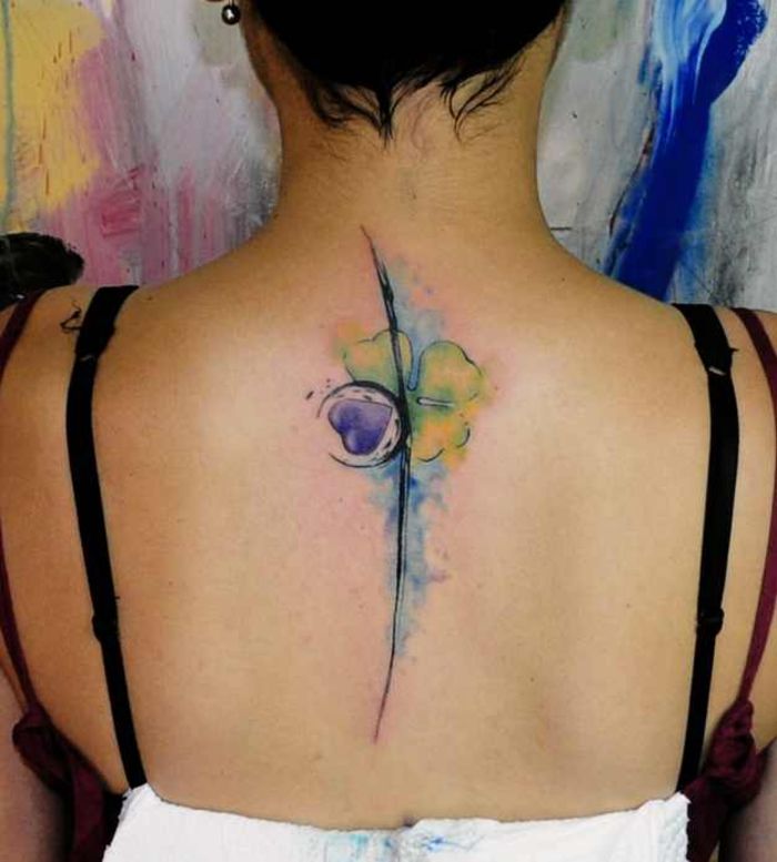 Tillbaka tatuering, fyrklöver, färgad, lila hjärta, tatueringsmotiv för kvinnor som anses klassiker
