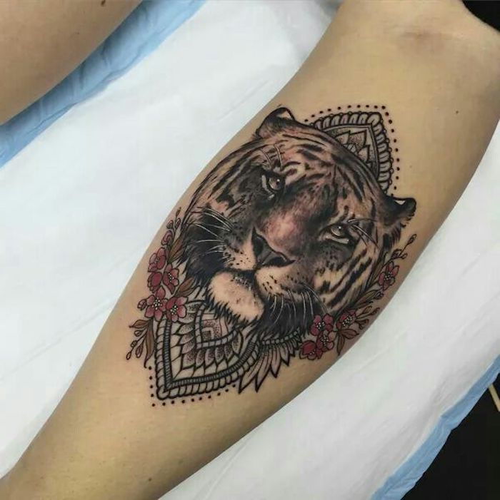tatuaż ramię kobieta, mandala tatuaż w połączeniu z głową tygrysa i czerwone kwiaty